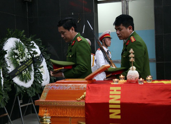 Đồng đội, người thân nghẹn lòng trong đám tang thượng sĩ Chử Văn Khánh hi sinh trong khi đi làm nhiệm vụ - Ảnh 8.
