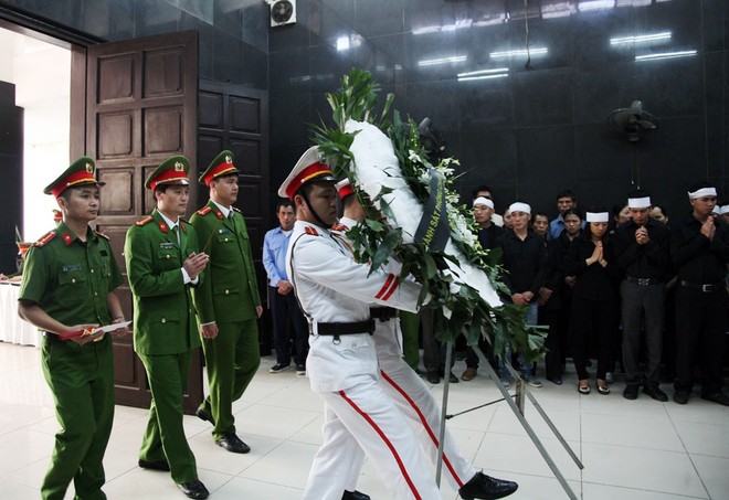 Đồng đội, người thân nghẹn lòng trong đám tang thượng sĩ Chử Văn Khánh hi sinh trong khi đi làm nhiệm vụ - Ảnh 6.