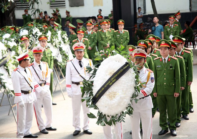 Đồng đội, người thân nghẹn lòng trong đám tang thượng sĩ Chử Văn Khánh hi sinh trong khi đi làm nhiệm vụ - Ảnh 15.