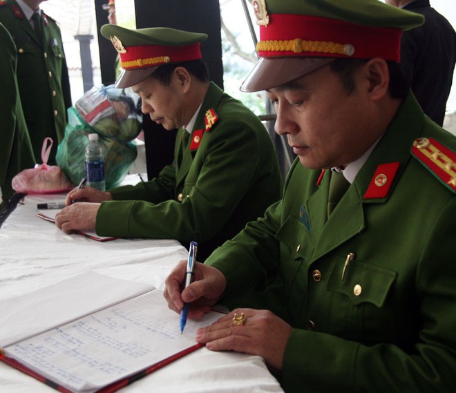 Đồng đội, người thân nghẹn lòng trong đám tang thượng sĩ Chử Văn Khánh hi sinh trong khi đi làm nhiệm vụ - Ảnh 13.
