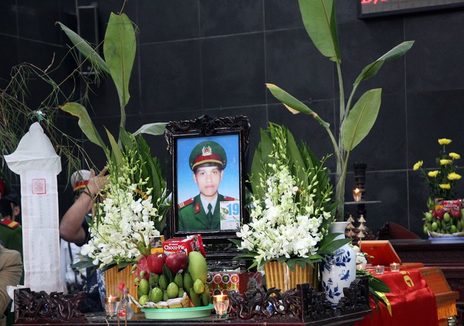 Đồng đội, người thân nghẹn lòng trong đám tang thượng sĩ Chử Văn Khánh hi sinh trong khi đi làm nhiệm vụ - Ảnh 2.