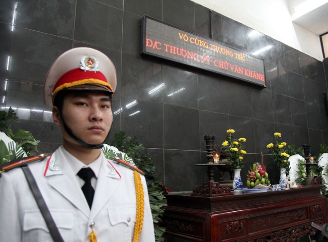 Đồng đội, người thân nghẹn lòng trong đám tang thượng sĩ Chử Văn Khánh hi sinh trong khi đi làm nhiệm vụ - Ảnh 3.