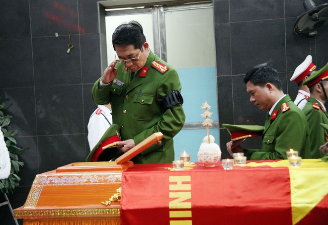 Đồng đội, người thân nghẹn lòng trong đám tang thượng sĩ Chử Văn Khánh hi sinh trong khi đi làm nhiệm vụ - Ảnh 7.