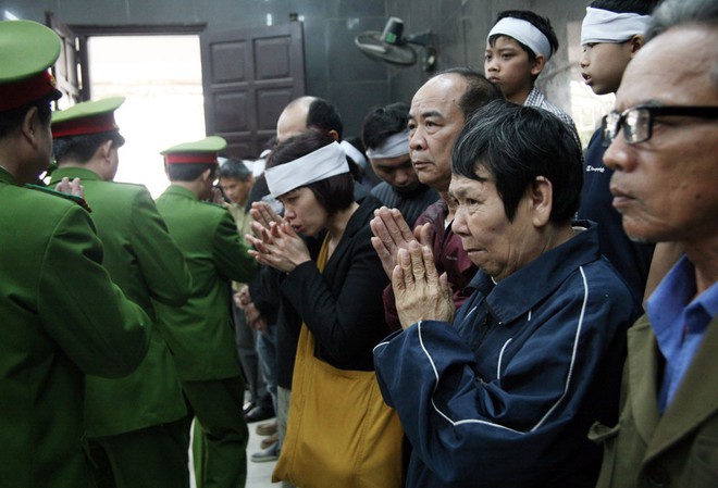 Đồng đội, người thân nghẹn lòng trong đám tang thượng sĩ Chử Văn Khánh hi sinh trong khi đi làm nhiệm vụ - Ảnh 10.