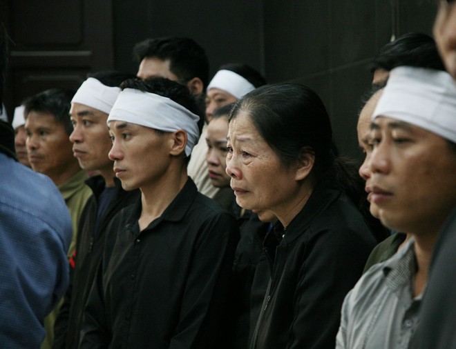 Đồng đội, người thân nghẹn lòng trong đám tang thượng sĩ Chử Văn Khánh hi sinh trong khi đi làm nhiệm vụ - Ảnh 11.