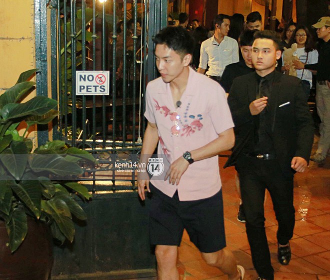 Đến nhà hàng Việt dùng bữa, tài tử Hoa du ký Lee Seung Gi, Yook Sung Jae cùng HLV U23 khó khăn thoát khỏi đám đông fan - Ảnh 1.