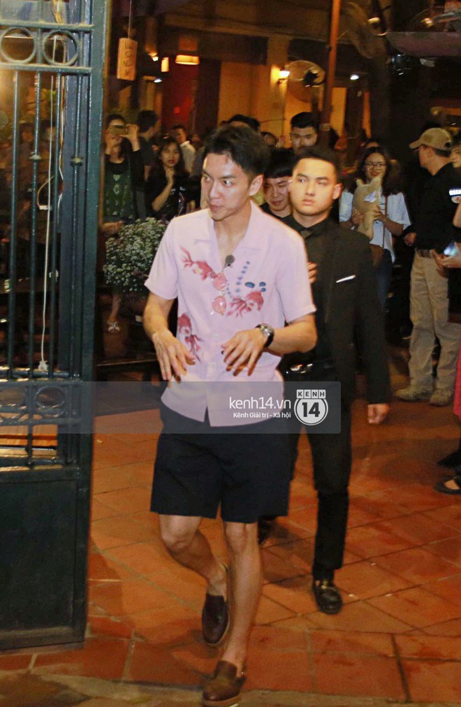 Đến nhà hàng Việt dùng bữa, tài tử Hoa du ký Lee Seung Gi, Yook Sung Jae cùng HLV U23 khó khăn thoát khỏi đám đông fan - Ảnh 2.