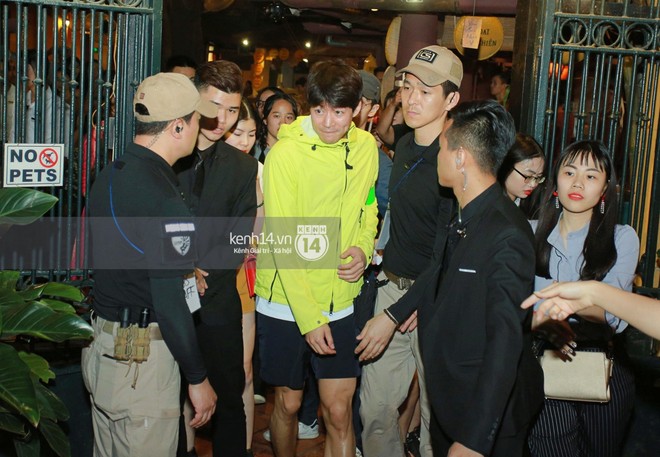 Đến nhà hàng Việt dùng bữa, tài tử Hoa du ký Lee Seung Gi, Yook Sung Jae cùng HLV U23 khó khăn thoát khỏi đám đông fan - Ảnh 6.