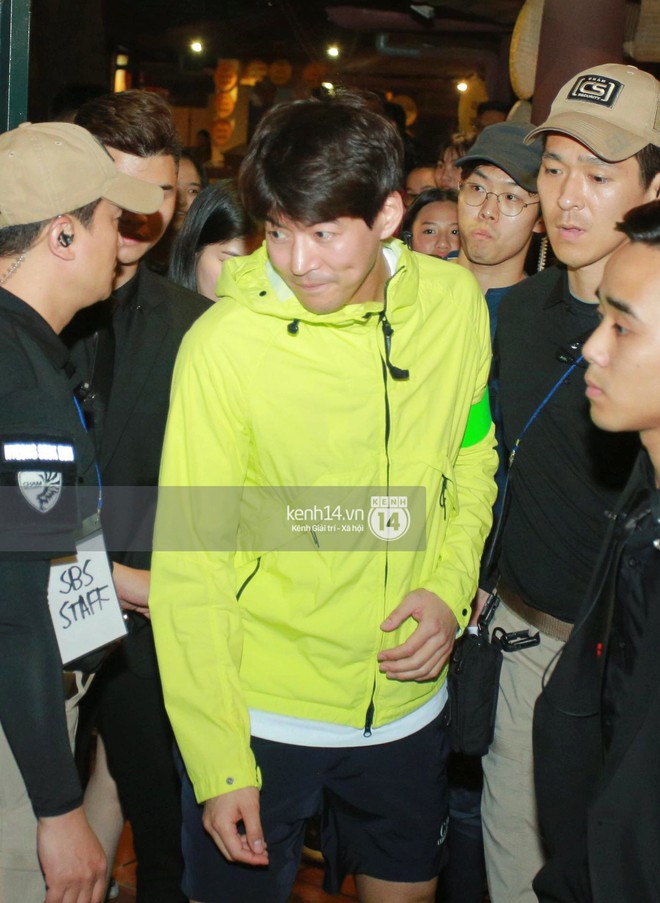 Đến nhà hàng Việt dùng bữa, tài tử Hoa du ký Lee Seung Gi, Yook Sung Jae cùng HLV U23 khó khăn thoát khỏi đám đông fan - Ảnh 7.