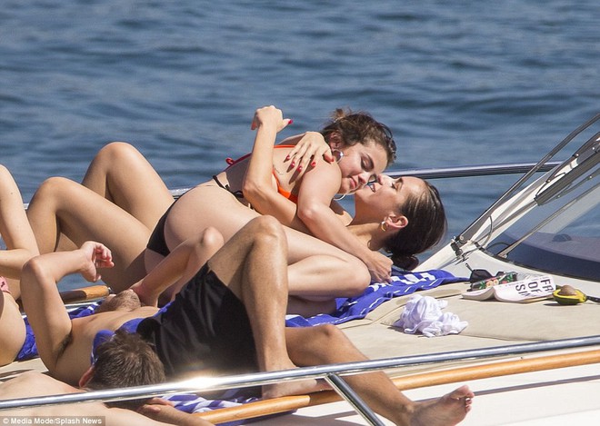 Selena Gomez  ngại ngùng che vòng eo ngấn mỡ khi diện bikini sau khi chia tay Justin Bieber - Ảnh 4.
