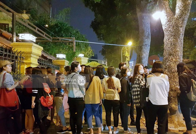 Đến nhà hàng Việt dùng bữa, tài tử Hoa du ký Lee Seung Gi, Yook Sung Jae cùng HLV U23 khó khăn thoát khỏi đám đông fan - Ảnh 9.