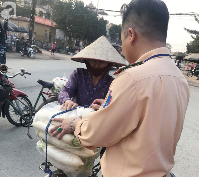 Hà Nội: CSGT giải cứu củ cải cho bà con nông dân Tráng Việt - Ảnh 5.