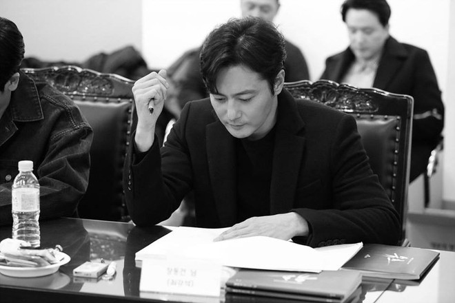Chỉ đi đọc kịch bản thôi mà đã chất thế này, bảo sao dân tình tò mò trông ngóng phim mới của Jang Dong Gun - Ảnh 2.