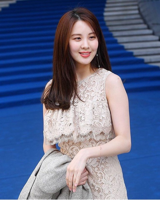 Em út Seohyun vướng nghi án tiêm thẩm mỹ vì cười gượng và đơ tại Tuần lễ thời trang Seoul - Ảnh 5.