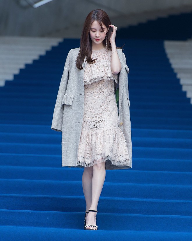 Em út Seohyun vướng nghi án tiêm thẩm mỹ vì cười gượng và đơ tại Tuần lễ thời trang Seoul - Ảnh 3.