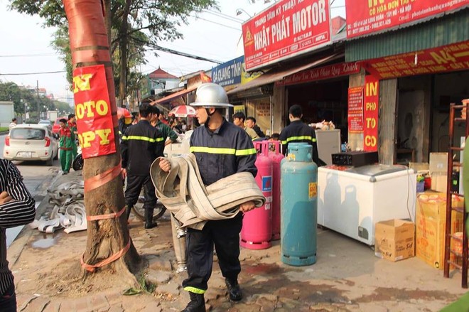 Hà Nội: Cột khói bốc cao hàng chục mét từ đám cháy ngôi nhà mặt phố - Ảnh 4.