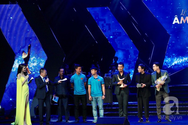 Mỹ Tâm - Dương Cầm thắng đậm ở Cống hiến, Hương Tràm vắng mặt dù được xướng tên - Ảnh 10. Mỹ Tâm - Dương Cầm thắng đậm ở Cống hiến, Hương Tràm vắng mặt dù được xướng tên - Ảnh 10.