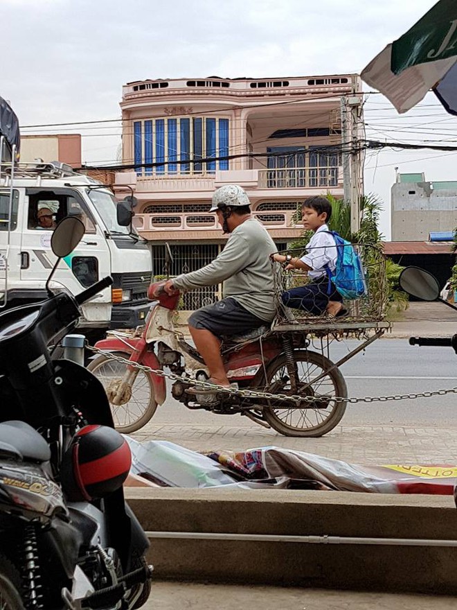 Nghẹn ngào hình ảnh cha chở con đi học trên chiếc xe hàng, ai cũng phải rưng rưng nước mắt khi biết câu chuyện phía sau - Ảnh 1.