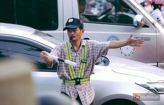 Người thợ bơm vá bao đồng ở Sài Gòn: Nghe tin ùn tắc trên đài FM rồi đạp xe đến điều tiết giao thông - Ảnh 2.