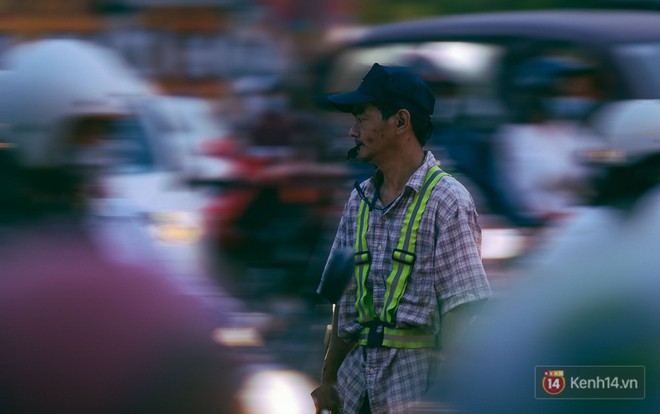 Người thợ bơm vá bao đồng ở Sài Gòn: Nghe tin ùn tắc trên đài FM rồi đạp xe đến điều tiết giao thông - Ảnh 11.