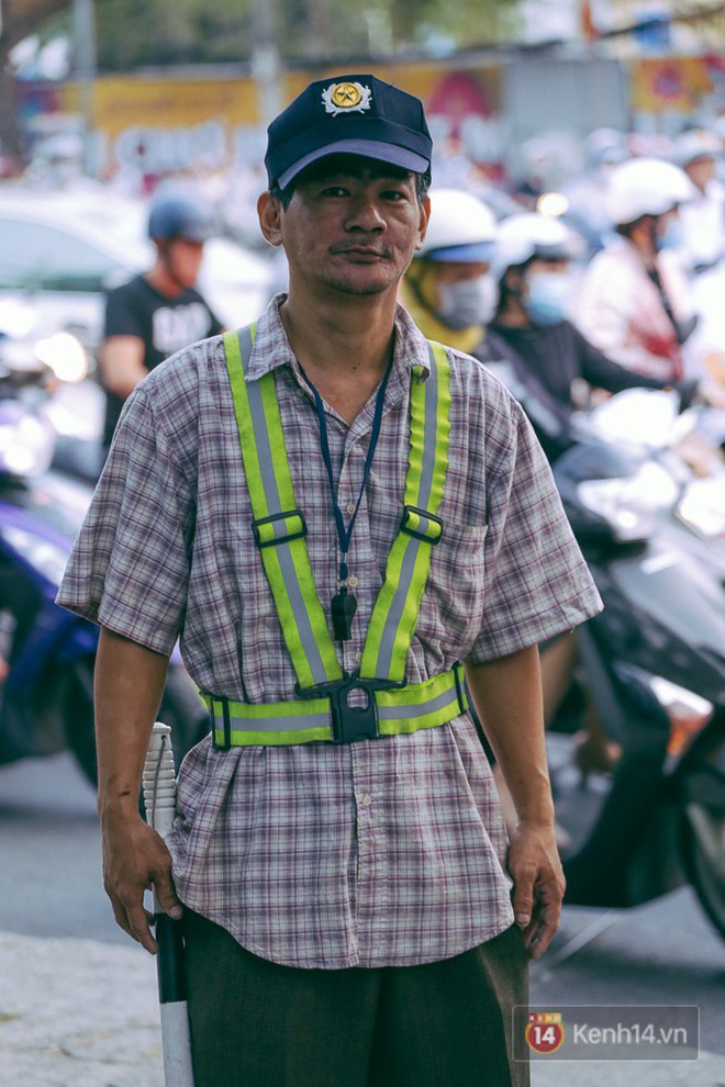 Người thợ bơm vá bao đồng ở Sài Gòn: Nghe tin ùn tắc trên đài FM rồi đạp xe đến điều tiết giao thông - Ảnh 4.
