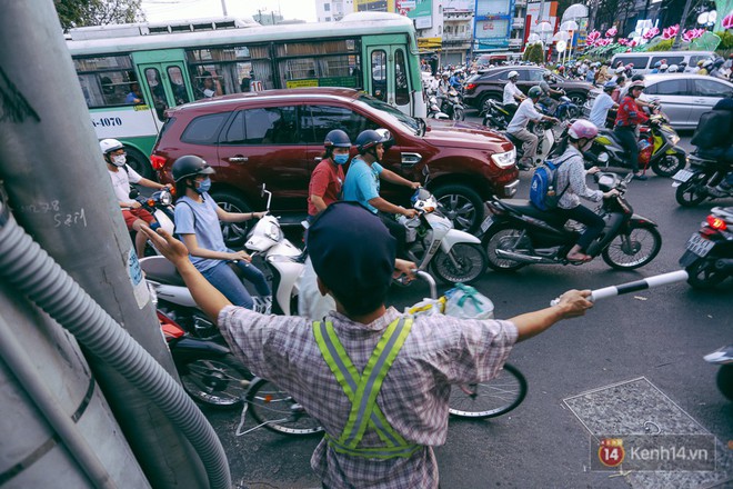 Người thợ bơm vá bao đồng ở Sài Gòn: Nghe tin ùn tắc trên đài FM rồi đạp xe đến điều tiết giao thông - Ảnh 5.
