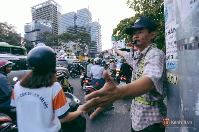 Người thợ bơm vá bao đồng ở Sài Gòn: Nghe tin ùn tắc trên đài FM rồi đạp xe đến điều tiết giao thông - Ảnh 6.