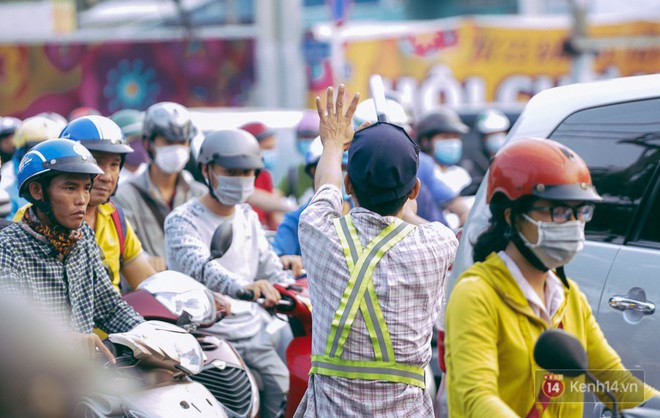 Người thợ bơm vá bao đồng ở Sài Gòn: Nghe tin ùn tắc trên đài FM rồi đạp xe đến điều tiết giao thông - Ảnh 7.
