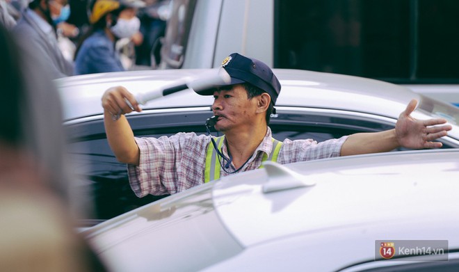 Người thợ bơm vá bao đồng ở Sài Gòn: Nghe tin ùn tắc trên đài FM rồi đạp xe đến điều tiết giao thông - Ảnh 8.