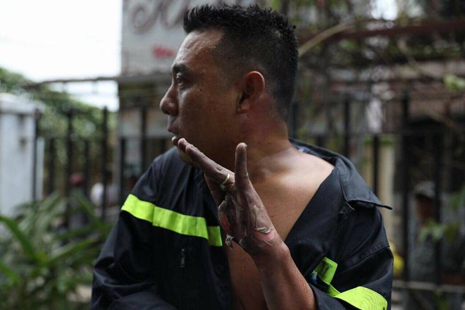 Ứa nước mắt trước hình ảnh bàn tay trợt da của chiến sĩ PCCC trong vụ cháy chung cư Carina Sài Gòn - Ảnh 2.