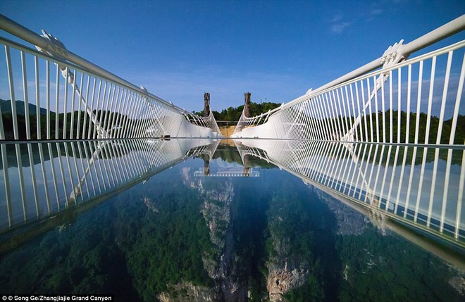 Cảnh tượng nhìn thôi đã bủn rủn chân tay: Cả trăm khách du lịch chen nhau trên cây cầu kính trong suốt dài nhất thế giới - Ảnh 10.