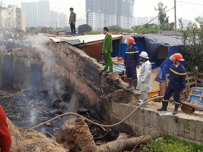 Hà Nội: Cháy lớn tại bãi rác, cạnh khu nhà tạm nhiều người hốt hoảng - Ảnh 8.