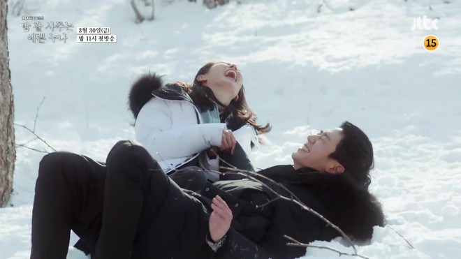Fan ngất vì Chị Đẹp Son Ye Jin nằm lên người trai trẻ, khóa môi dưới tuyết trắng - Ảnh 2.