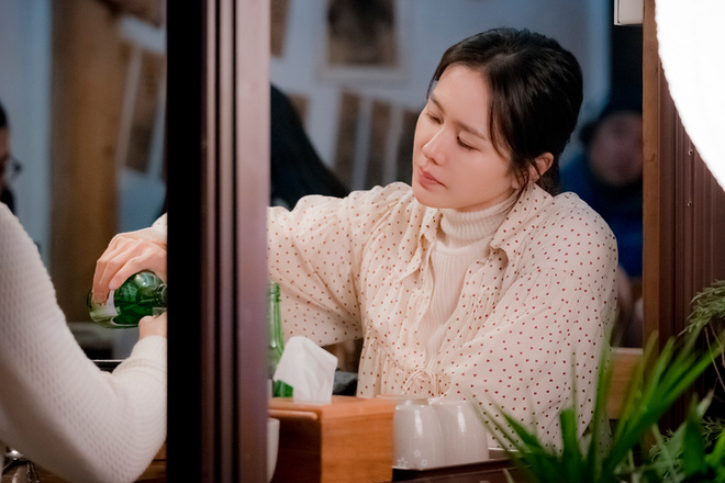 Fan ngất vì Chị Đẹp Son Ye Jin nằm lên người trai trẻ, khóa môi dưới tuyết trắng - Ảnh 14.