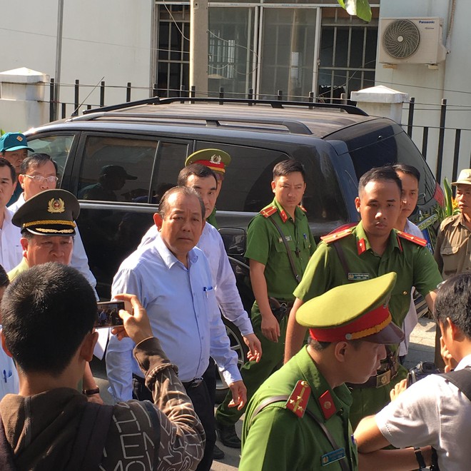 Nghẹn ngào cảnh Phó Thủ tướng đến khảo sát hiện trường, thăm hỏi các nạn nhân vụ cháy kinh hoàng chung cư Carina Plaza  - Ảnh 1.