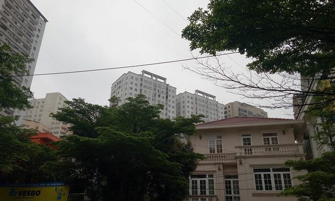 Hà Nội: Nhiều người tháo chạy từ chung cư sau khi phát hiện đám cháy trên tầng cao - Ảnh 2. Hà Nội: Nhiều người tháo chạy từ chung cư sau khi phát hiện đám cháy trên tầng cao - Ảnh 2.