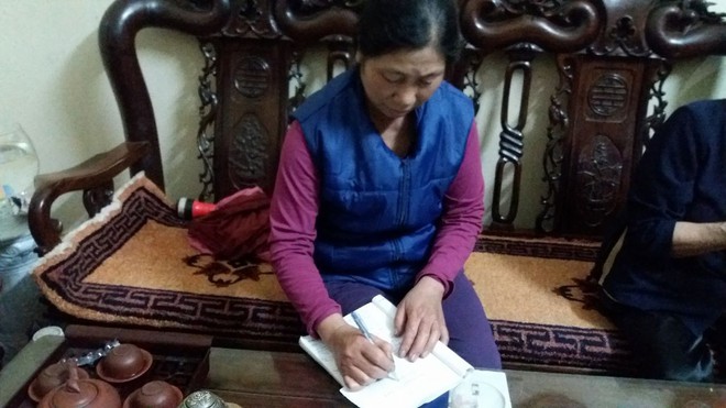 Hà Nội: Mẹ viết đơn xin hộ nghèo cho con gái trong vụ bị chồng tạt axit ngay trước mặt con gái 8 tuổi - Ảnh 1.