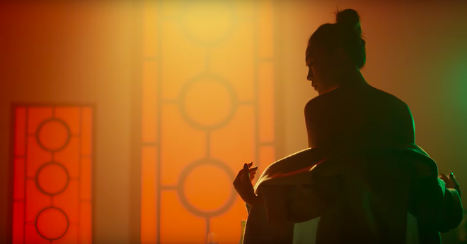 HOT: Mỹ Tâm bất ngờ tung MV mới với tạo hình geisha, vẫn giữ cảnh cởi áo khoe lưng trần từng hé lộ trong teaser - Ảnh 3. HOT: Mỹ Tâm bất ngờ tung MV mới với tạo hình geisha, vẫn giữ cảnh cởi áo khoe lưng trần từng hé lộ trong teaser - Ảnh 3.