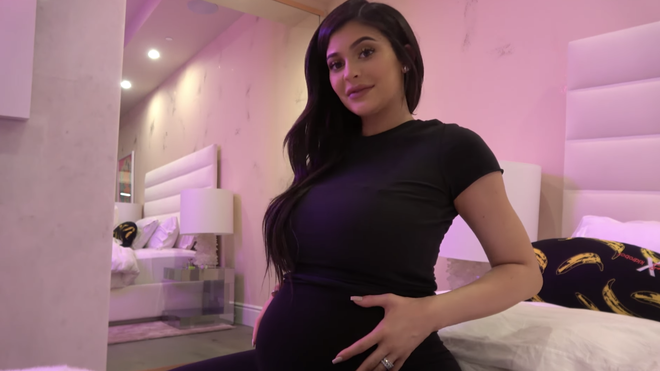 2 tháng sau sinh, Kylie Jenner gây ngỡ ngàng với vùng bụng phẳng lỳ nhờ giảm 15 kg - Ảnh 2.