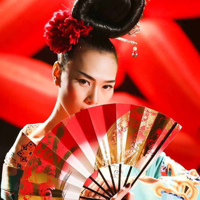 HOT: Mỹ Tâm bất ngờ tung MV mới với tạo hình geisha, vẫn giữ cảnh cởi áo khoe lưng trần từng hé lộ trong teaser - Ảnh 7. HOT: Mỹ Tâm bất ngờ tung MV mới với tạo hình geisha, vẫn giữ cảnh cởi áo khoe lưng trần từng hé lộ trong teaser - Ảnh 7.