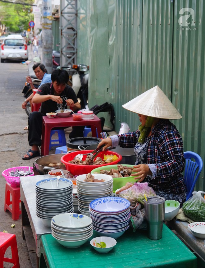 Khám phá tiệm bánh canh có viên bò to như trái tennis, chiều nào cũng tấp nập khách ở Sài Gòn - Ảnh 1.