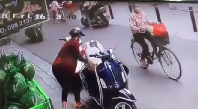 Clip: Hai phụ nữ bịt mặt đi Spacy bẻ khóa trộm đồ trong cốp xe máy trên phố nhanh như chớp - Ảnh 3.