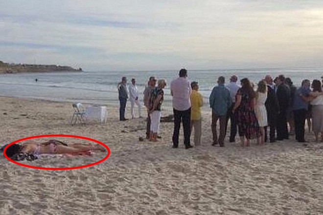 Nằm lì trên bãi biển bất chấp người ta đang làm đám cưới, cô gái phơi nắng bị cư dân mạng lên tiếng chỉ trích - Ảnh 1.