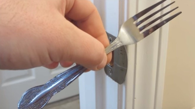 Nĩa đâu chỉ dùng để lấy thức ăn mà còn có thể trở thành khóa an toàn cho cửa nữa nhé - Ảnh 1.