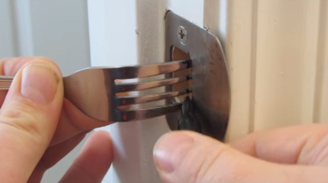 Nĩa đâu chỉ dùng để lấy thức ăn mà còn có thể trở thành khóa an toàn cho cửa nữa nhé - Ảnh 2.