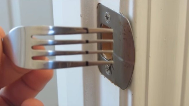 Forks are not just used for picking up food, they can also become a safe lock for doors - Photo 3.
