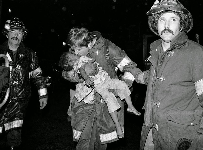 Tấm hình gây ám ảnh của hai mẹ con bị rơi trong vụ cháy nhà năm 1975 và sự thật khiến nhiều người đau lòng - Ảnh 6.