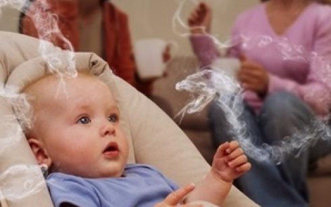 Chỉ một hơi thuốc lá của bố có thể khiến một em bé khỏe mạnh lâm vào tình trạng nguy kịch - Ảnh 1.