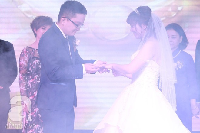 Vợ chồng Chí Trung rạng ngời hạnh phúc trong ngày cưới của con trai út - Ảnh 21.
