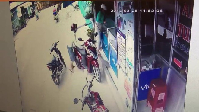 Clip: Côn đồ dí dao dọa cô gái, cướp điện thoại giữa ban ngày ở Sài Gòn - Ảnh 2.